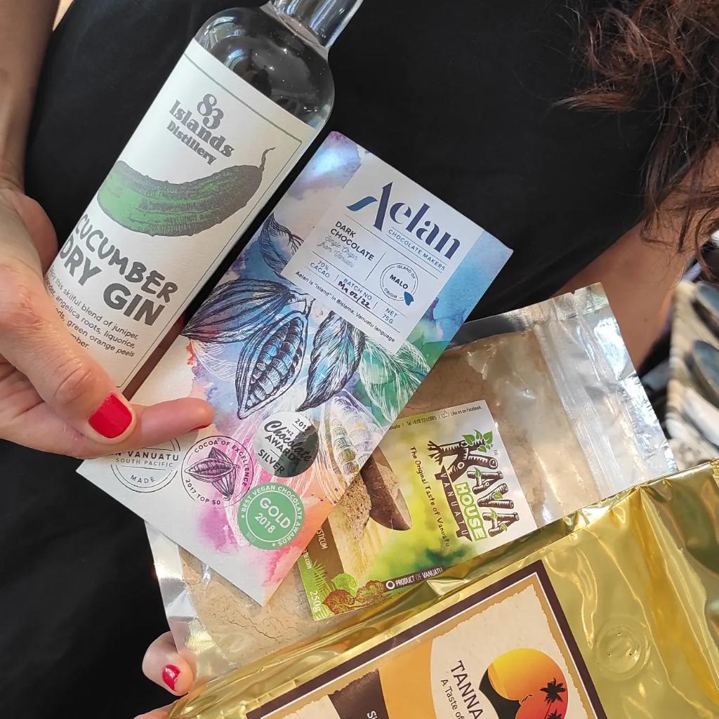 TheKavahouse's tweet photo. A huge thanks to @83IslandsDistillery , #VanuatuMade #CucumberGin
was a highlight in the gift pack to
#VanuatuTradeCommissionerLondon #AnilUzun, #Stardusts #Neslin and #Aigul for your hospitality ❤️ #VanuatuBusiness #vanuatugrown #VanuatuLives #vanuatuislands #vanuatuproduct https://t.co/syEOso2eaz