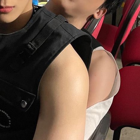 skmyheartbeats's tweet photo. 아진짜썪을
잘못보고 이거어떤 엉덩이 사진인줄 알았음;
뇌가더러워짐 근데 이착시현상조차도 니들이딱붙어잇엇기때문이잖아 https://t.co/UtDImaFZ2d