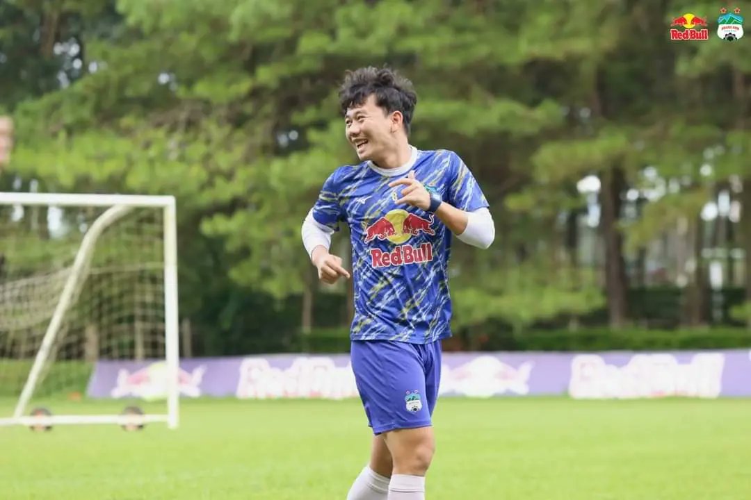 SatoRyuji164's tweet photo. Nụ cười luôn hé 😙 #hagl #nguyentuananh #ta11 #nguyenvantoan #vto #luongxuantruong #xt6 #tranminhvuong #mv8 https://t.co/NbfyOjz9Oo