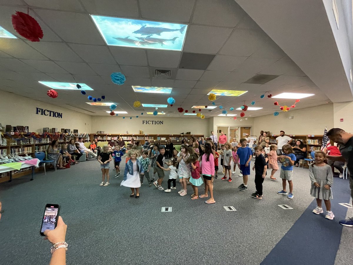 Miss_antoru's tweet photo. Fiesta 🥳🥳!! What an amazing way to start the year and the DLI program with the best team possible @ViViNaRaNjOs @MrTVaughn @mrs_mmoore at @KensingtonESNC !! Such a great night 🇨🇴 🇦🇷 Thank you !!!! We are ready 🫶🏻🫶🏻 !! https://t.co/VEUYZxjDW6