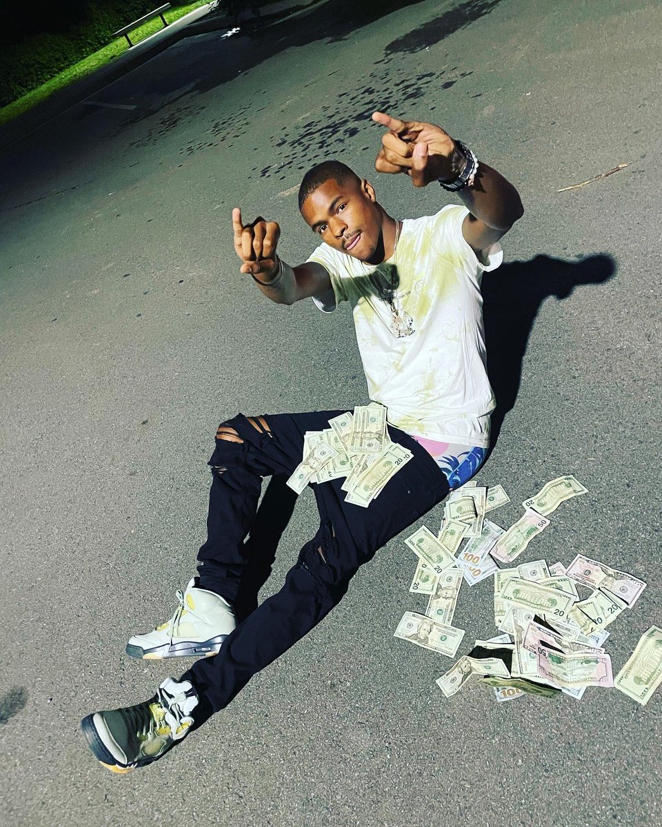bryson_ronald's tweet photo. We not vegan but our chains and watches got carrots 🥕 she broke her vowls I fucked her she was married I’m dying to live my bed feel like a casket ⚰️ #freejack #free22 #freesos #freeshy🤧 https://t.co/2VlWGhFRNp