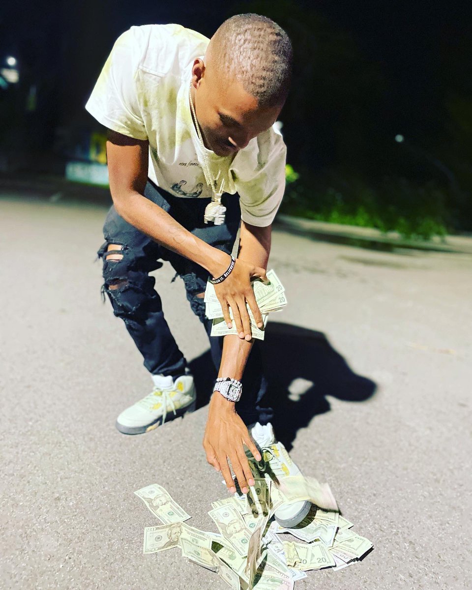 bryson_ronald's tweet photo. We not vegan but our chains and watches got carrots 🥕 she broke her vowls I fucked her she was married I’m dying to live my bed feel like a casket ⚰️ #freejack #free22 #freesos #freeshy🤧 https://t.co/2VlWGhFRNp