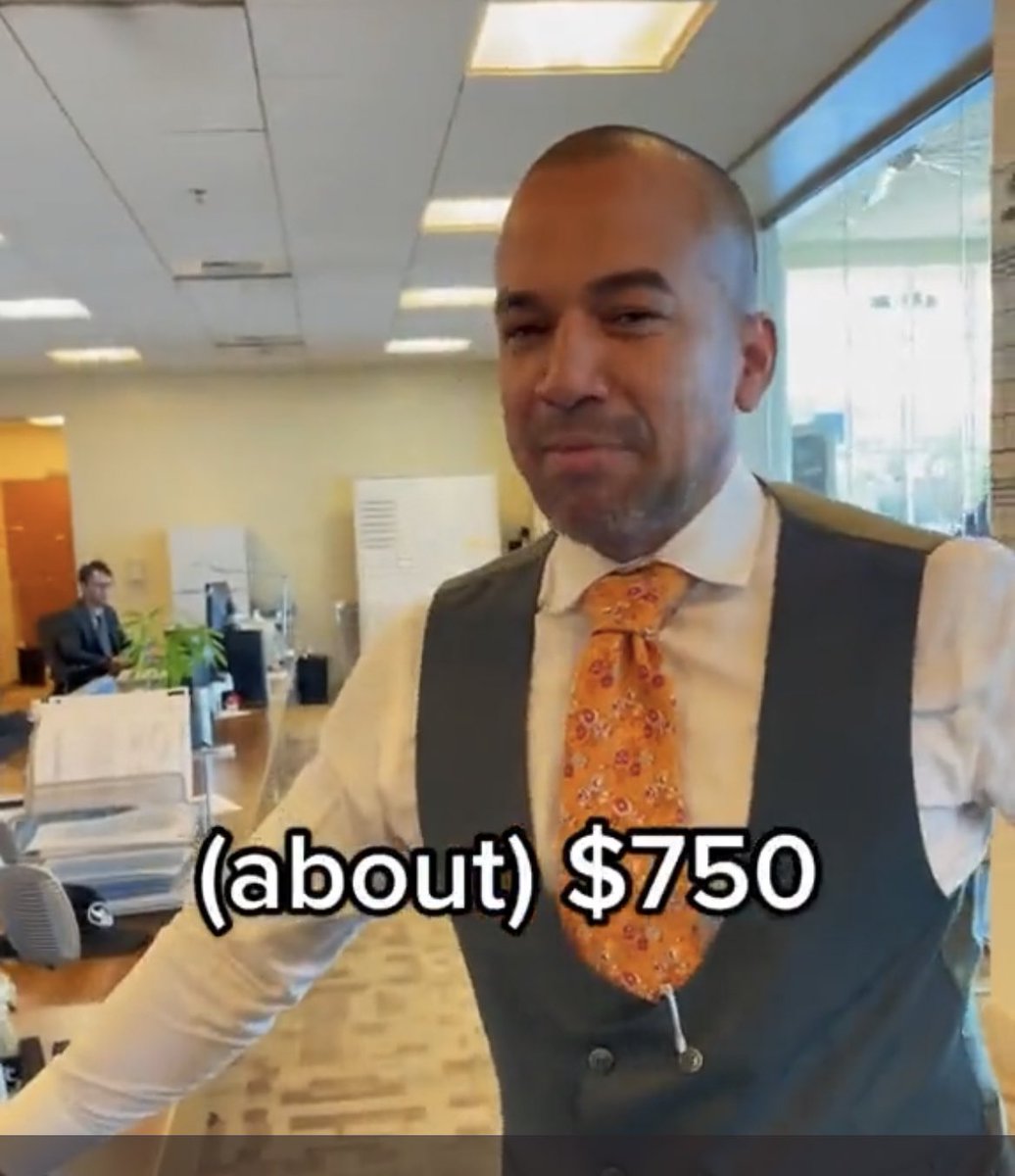 DaNightWonder's tweet photo. @JustinTarnation His tie fat as hell https://t.co/Gq18LBJilg