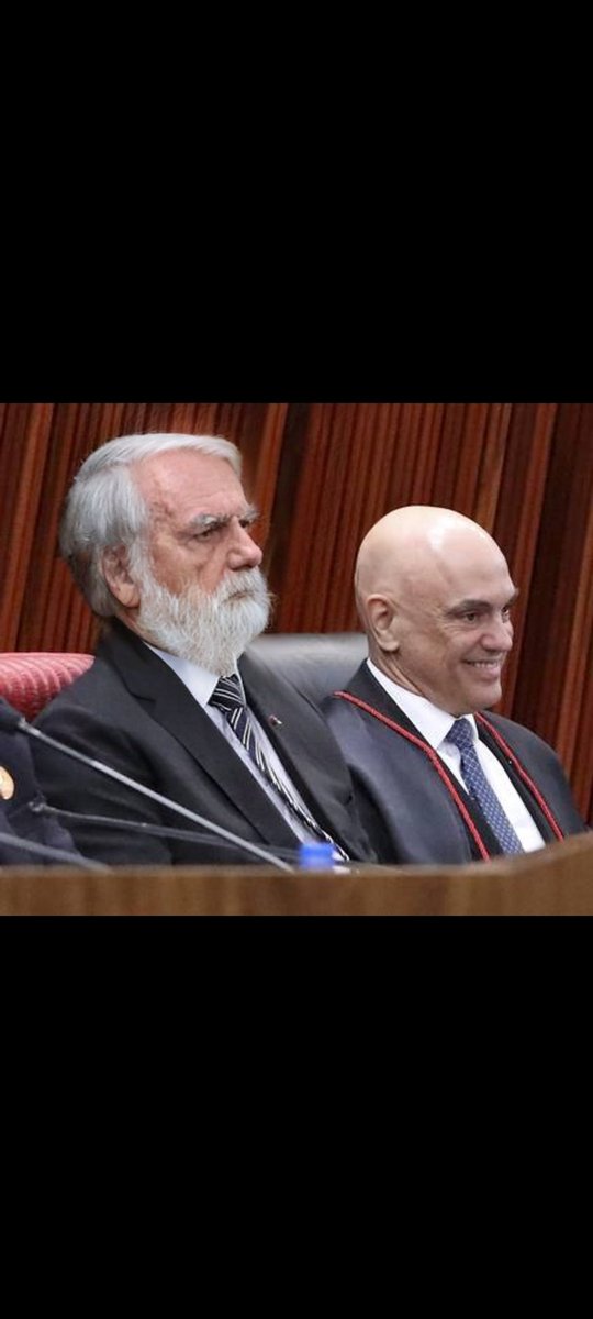 cleitonketo's tweet photo. Com quem Bolsonaro gostaria de se parecer lá no TSE
#FOTOEDITOR https://t.co/HjFtkwzqv8