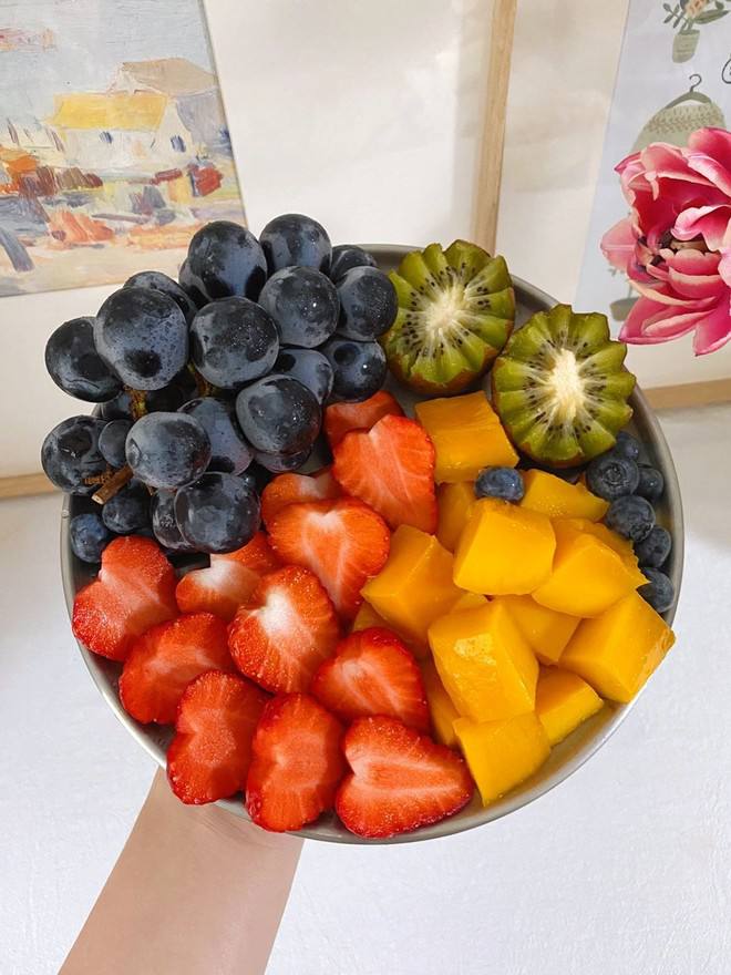 lol62867491's tweet photo. Fruit day at midnight #strawberry #kiwior #grape https://t.co/dpgU60OjmB