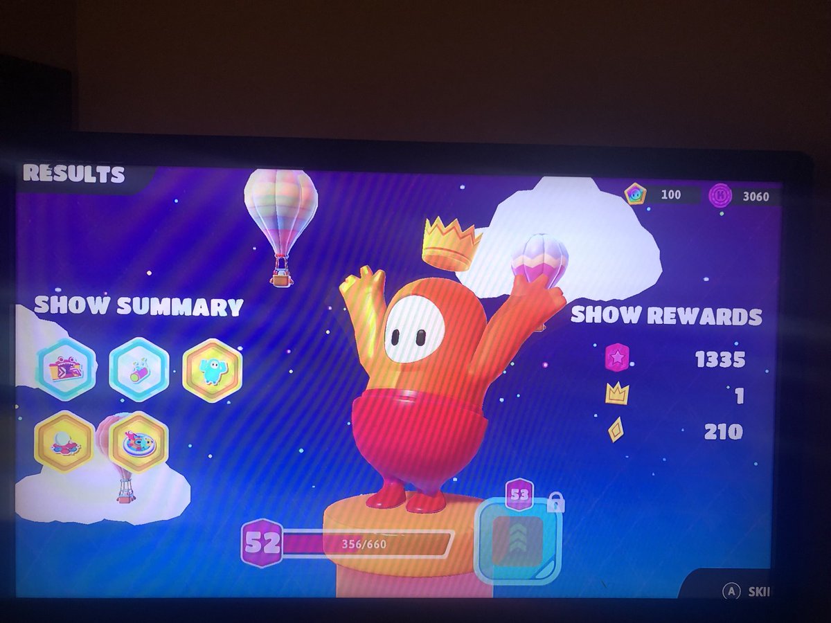 Hoopla_Fish's tweet image. I just got my first win in Fall Guys!!! It feels so good to wear the crown! 😭🙌