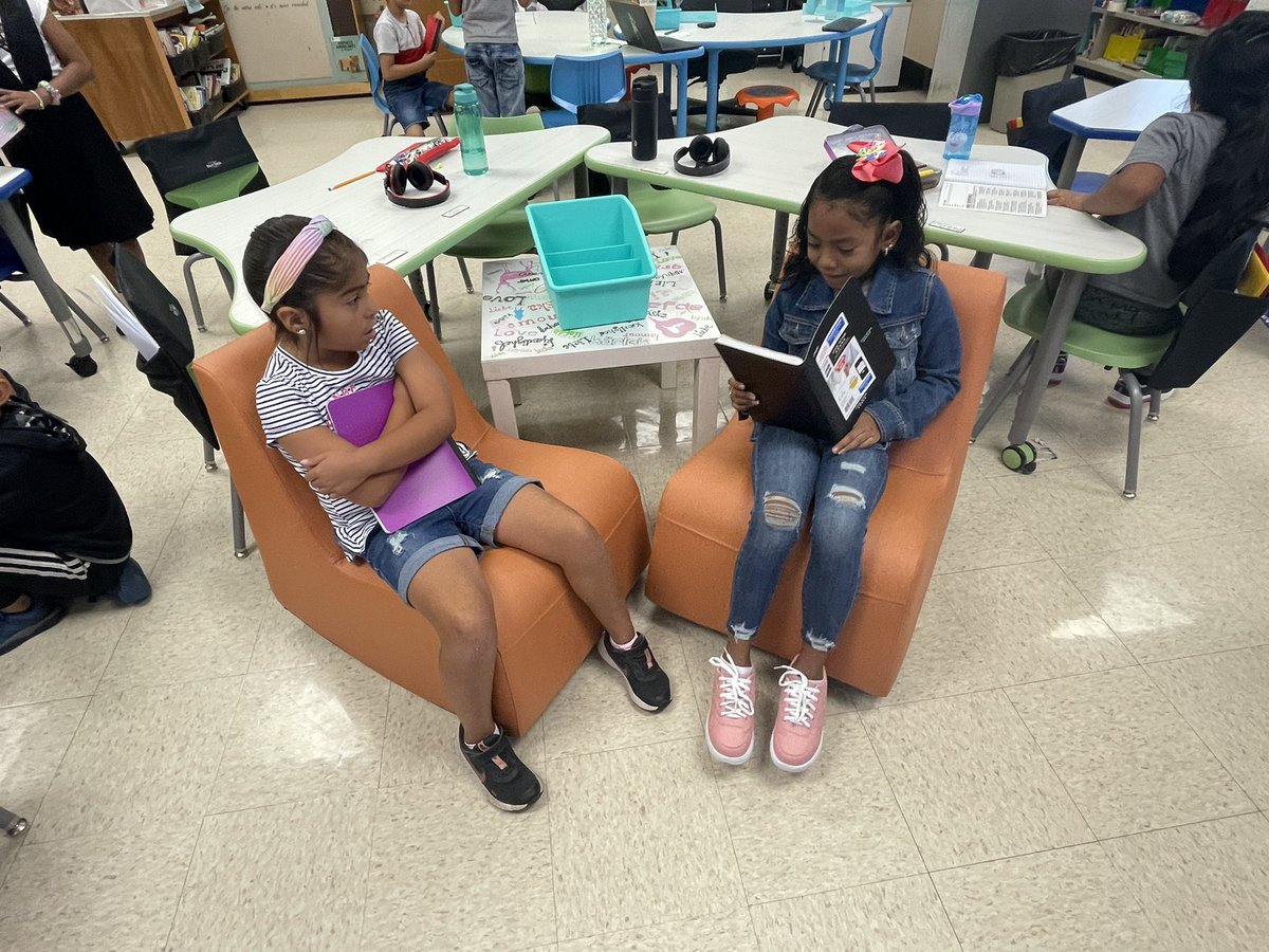 MsArenas14's tweet photo. Great way to start the school year. The students ❤️ the new furniture and were very kind welcoming their new classmates new to Schafer. #WritingActivity #ShareWithAPartner https://t.co/b3kjkaNvMU