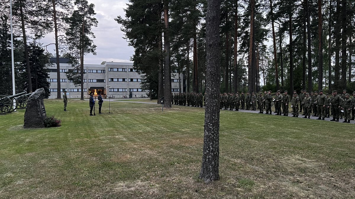 Tapahtui aamuvarhain #maasotakoulu’lla - aliupseereiden Perustason yhteisten opintojen Perinteiden Yö on ohi! Tilaisuudessa perinteet iskostetaan osaksi aliupseereiden uraa. Ketään ei nolata tai nöyryytetä - tilaisuus on arvokas ja sen johtaa ”Vääpeli Rooth ja Alaupseeri Spoof”