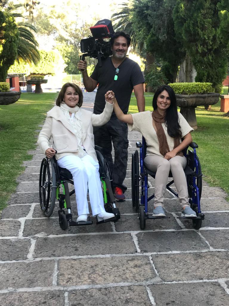 Nuestro Director Raul P Gamez y la Actriz Lorena Enriquez Cabrera con nuestra querida María Antonieta Osornio (Tony) durante el rodaje de la película SALTO A LA VIDA …

🚨 SOLO EN CINES 15 de Septiembre 2022
@Saltoalavidaoficial
#saltoalavidaof