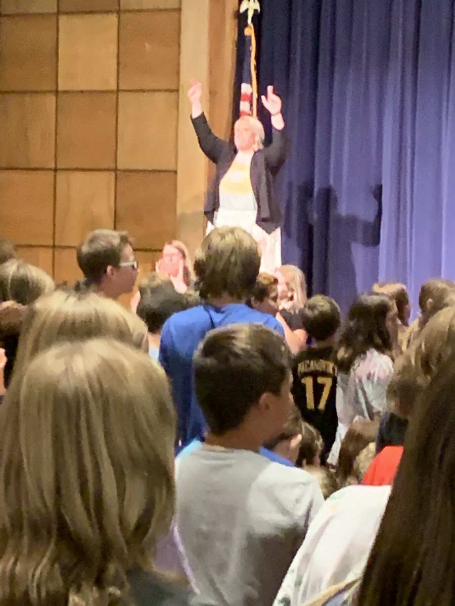 What makes a great day for ⁦@HMSBears⁩? Having ALL students back in the building, and ending the day with a pep rally featuring a sing along lead by ⁦@MikeRobertsonEd⁩ & dancing by ⁦@MeganRLippert⁩! So lucky to be a Golden Bear! #startwithheart #strengthinteam