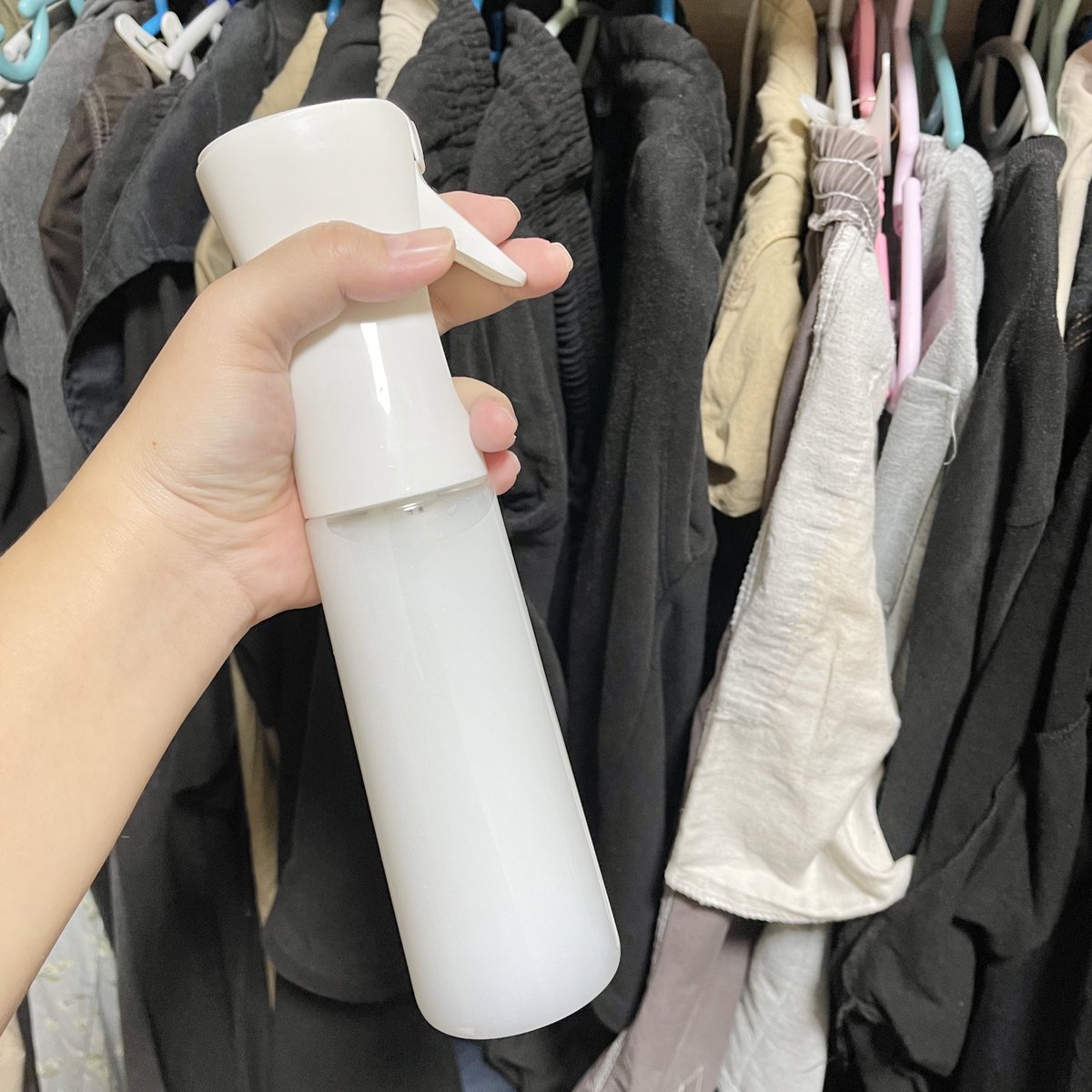 เออหอมจริง ทริคที่เอาน้ำยาประผ้านุ่มผสมน้ำแล้วฉีดเสื้อผ้า หรือตู้เสื้อผ้าก็ได้ หอมติดทนมากก อยากกราบคนคิด 555555
