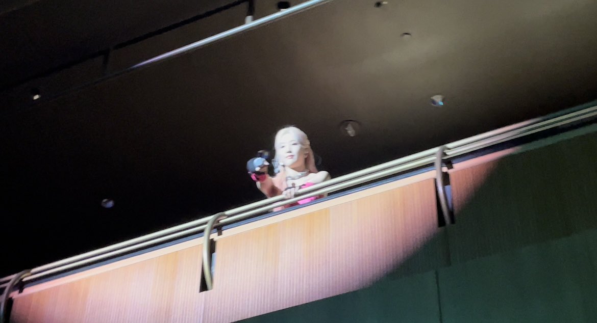 seolaze's tweet photo. KIM LIP I AM GOING TO THINK ABOUT THIS EVERYDAY FOR THE REST OF MY LIFE #LOONAinDC https://t.co/srqKz7i0rn