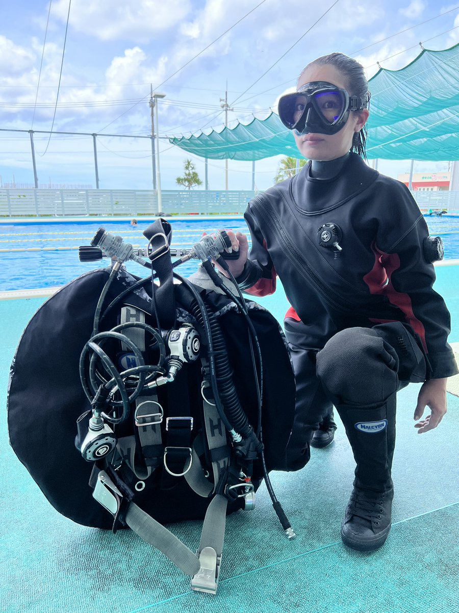 h_tsutti's tweet photo. 50mの後は、ニュードライのテストだと。
真夏でクソ暑いのに、なかなかのイカれっぷりが素敵w
しかしこのドライカッコ良い〜
#padi #tsutti #tsutti空間 #santi #scubatechgirl #tdi #IANTD #沖縄 https://t.co/tz1IWiAKmC