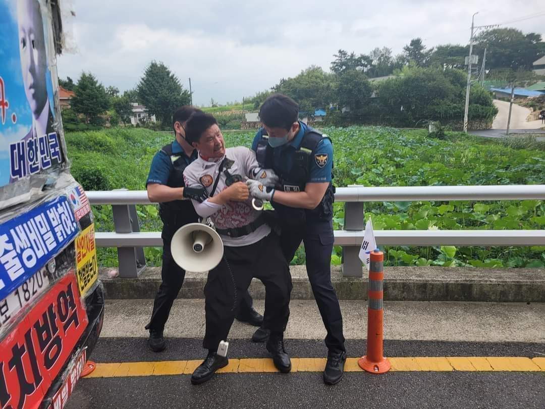 <문재인 전 대통령 사저 평산마을 관련, 상습협박 및 특수협박 3회 저지른 최영일에 대해 사안이 중대하고 재범 및 도주 우려?(주거가 일정하지 않은 점) 사유로 울산지법 영장전담판사가 구속영장발부한 것으로 보입니다>

언론에 구속영장발부 소식이 보도되지 않았으나 구속영장발부는 사실이며,