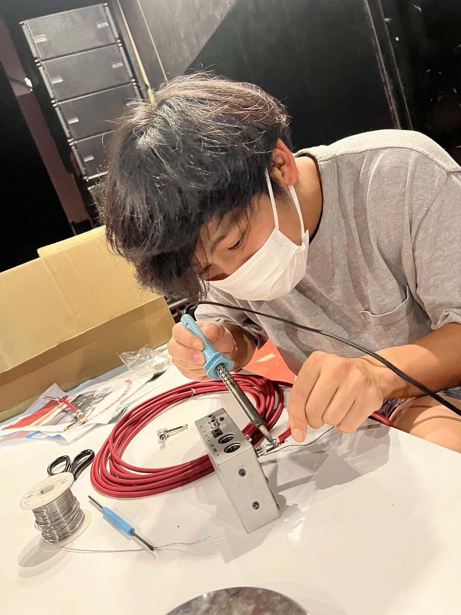 GenkiGenkiDenki's tweet photo. GENKI GENKI DENKI💡
RADPARK本日も出店します‼️

絶賛ケーブル作成中‼️
ケーブルによって音は変わるって知っていましたか？👀
バンドマン、アイドル、シンガー是非体感いただきたいです‼️

試奏もできるので是非お越しください🤲 https://t.co/VjXi0BCjBo