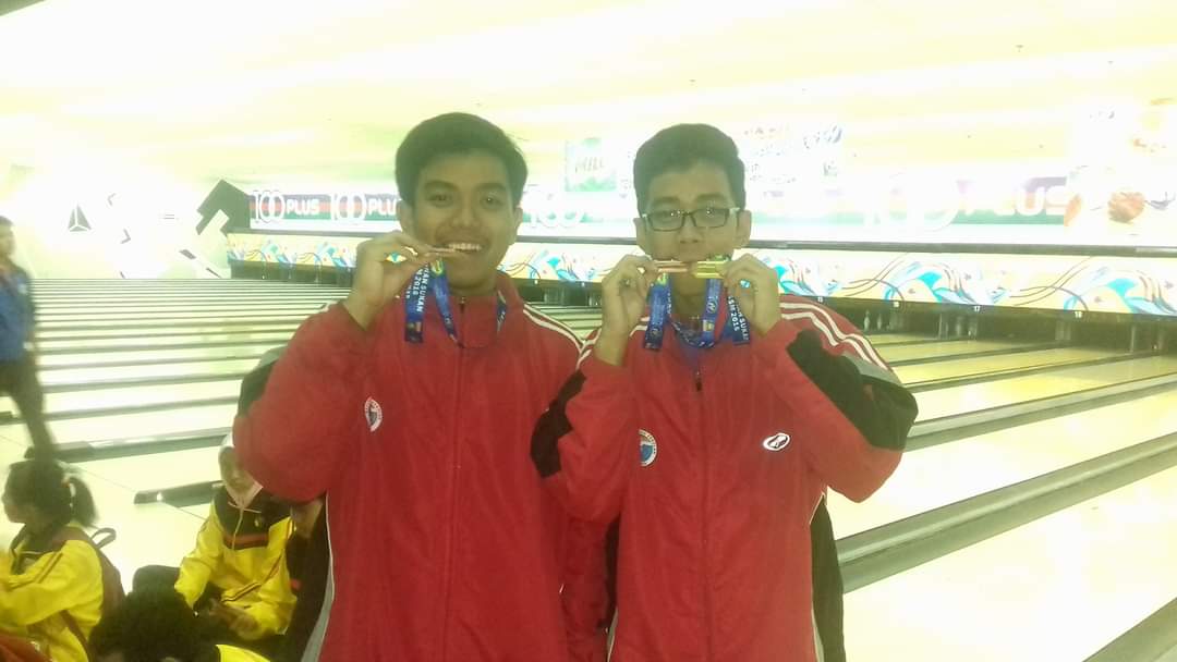 api_alat's tweet photo. MSSM TEN PIN BOWLING
IPOH BOWL
11-18 AUGUST 2016

MEDAL HAUL BY ROSMAN BROTHERS.

1 GOLD - Boys u15 Masters

2 BRONZE - Team Event boys u15 and u18

What an achievement!

All these made possible with the support of everyone.

Thankfully, to the lady that matters the most to them. https://t.co/boK2FRFgBA