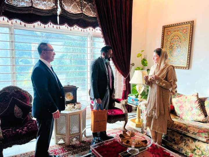 MobileWorldMag's tweet photo. Mr. Ali Asghar Jamali &amp; Vice Chairman of Indus Motor Company Limited Mr. Shinji Yanagi met PMLN Vice President Maryam Nawaz Sharif at Jati Umrah Raiwind on August 17, 2022. 

#MobileWorldMagazine #Toyota #IndusMotors @MaryamNSharif #Pakistan https://t.co/NfRerlOibL