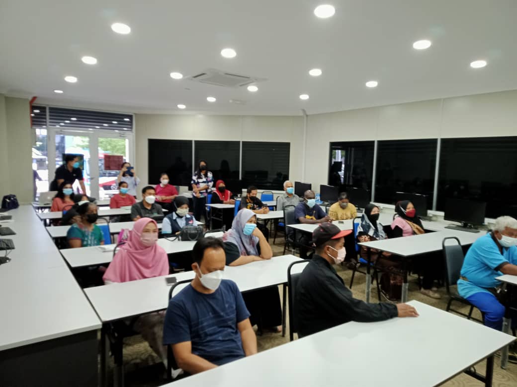 TambunP63's tweet photo. Pejabat Parlimen Port Dickson pada hari ini menyampaikan sumbangan kebajikan kepada 30 buah keluarga yang memerlukan. Sumbangan berupa wang saku ini diharapkan sedikit sebanyak dapat membantu para penerima.
#ParlimenPD
@anwaribrahim https://t.co/L27goJsSuG