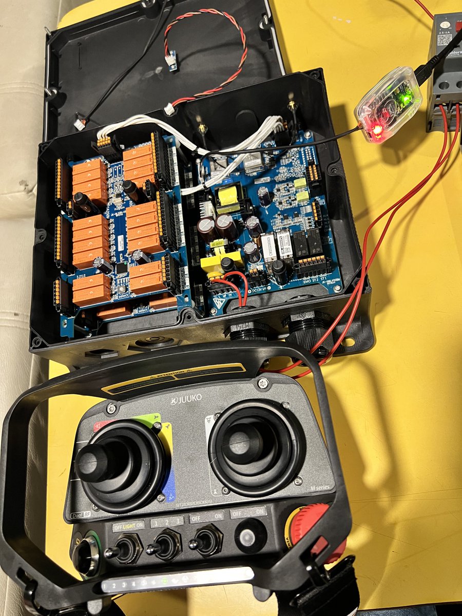RumasagE's tweet photo. Radio control para grúa torre 🏗 configuración de movimientos vía remota. https://t.co/fGt644e8lB