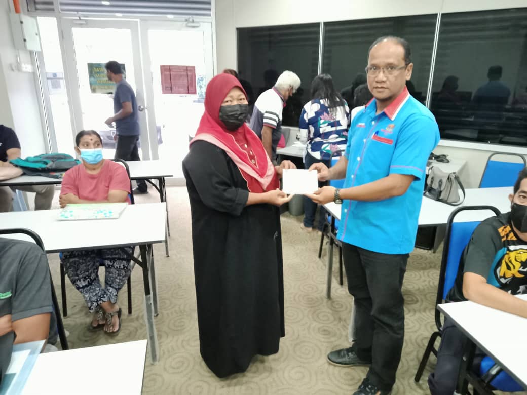 TambunP63's tweet photo. Pejabat Parlimen Port Dickson pada hari ini menyampaikan sumbangan kebajikan kepada 30 buah keluarga yang memerlukan. Sumbangan berupa wang saku ini diharapkan sedikit sebanyak dapat membantu para penerima.
#ParlimenPD
@anwaribrahim https://t.co/L27goJsSuG