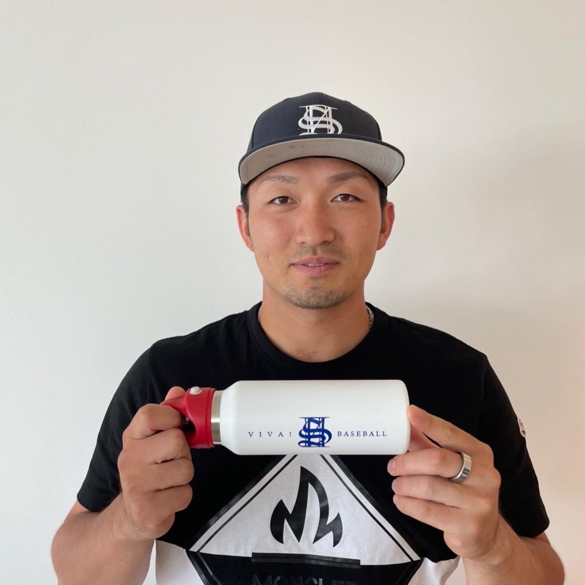 KYOSO_LIFE's tweet photo. Happy Birthday 🎂!
・
本日20時より　
✨REVOMAX/SEIYA SUZUKI 
　×KYŌSŌ 
✨FRIGHT TICKET STICKER,KEY RING
↑27セット限定で販売いたします。
その中の一名様に抽選で
【鈴木誠也サイン入りボール】を
プレゼントいたします🎁
通常よりもお求めやすい価格での販売ですので
是非この機会に😊
・ https://t.co/pJ9heVj1la