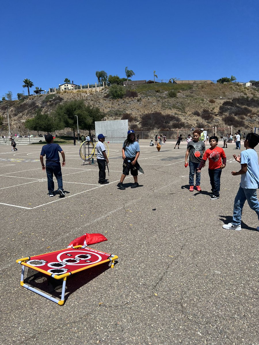 DelRioVikings's tweet photo. Lunchtime fun on #thefirstdayofschool @OsideUSD #DestinationOside Thank you to our wonderful duty supervisors and @OsideNutrition staff 💚 https://t.co/XvcWFMeMoa