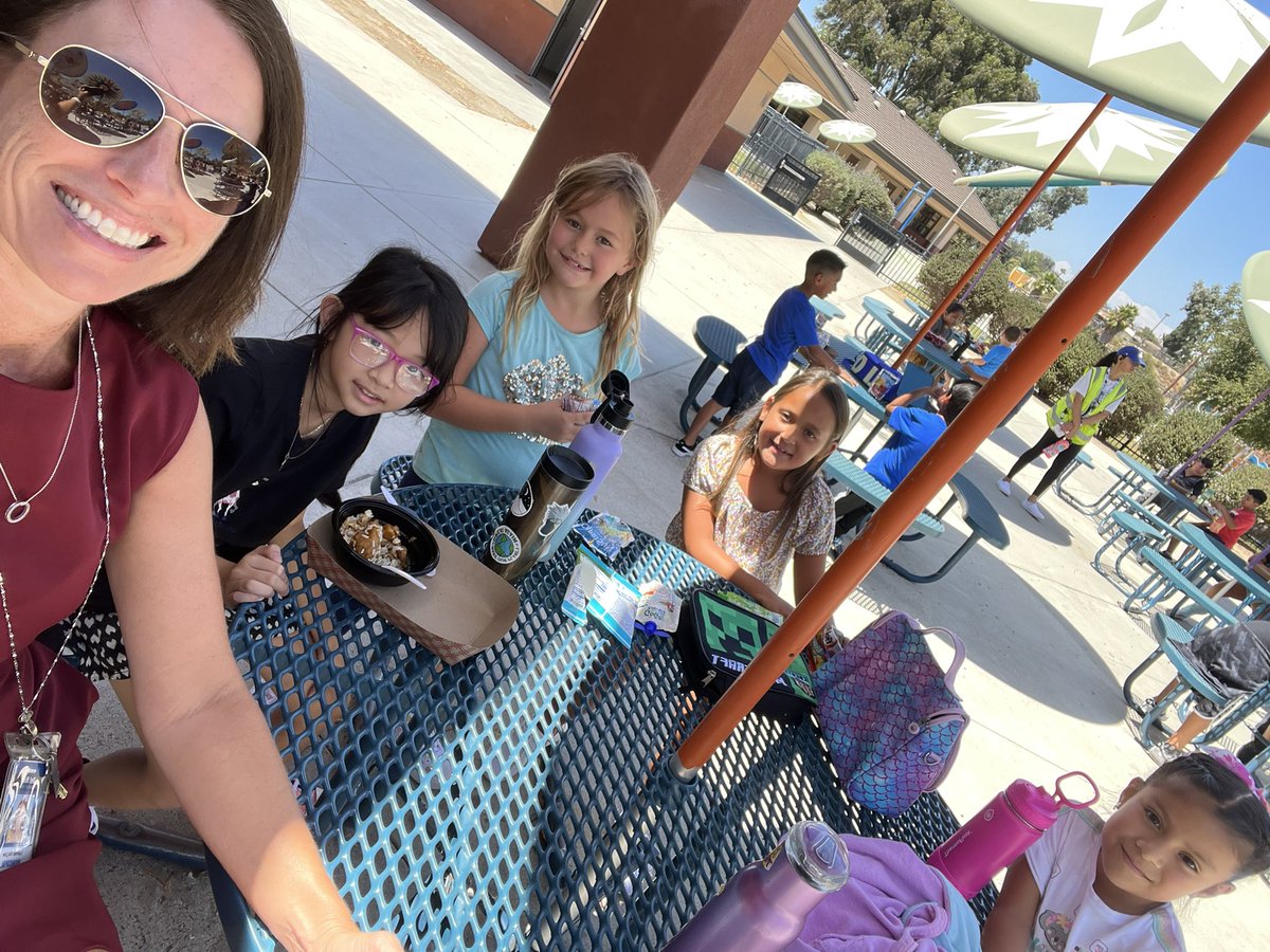 DelRioVikings's tweet photo. Lunchtime fun on #thefirstdayofschool @OsideUSD #DestinationOside Thank you to our wonderful duty supervisors and @OsideNutrition staff 💚 https://t.co/XvcWFMeMoa