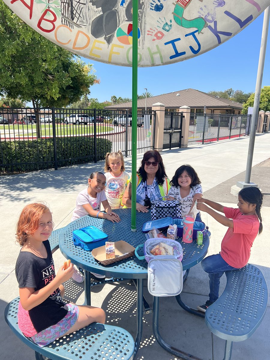 DelRioVikings's tweet photo. Lunchtime fun on #thefirstdayofschool @OsideUSD #DestinationOside Thank you to our wonderful duty supervisors and @OsideNutrition staff 💚 https://t.co/XvcWFMeMoa