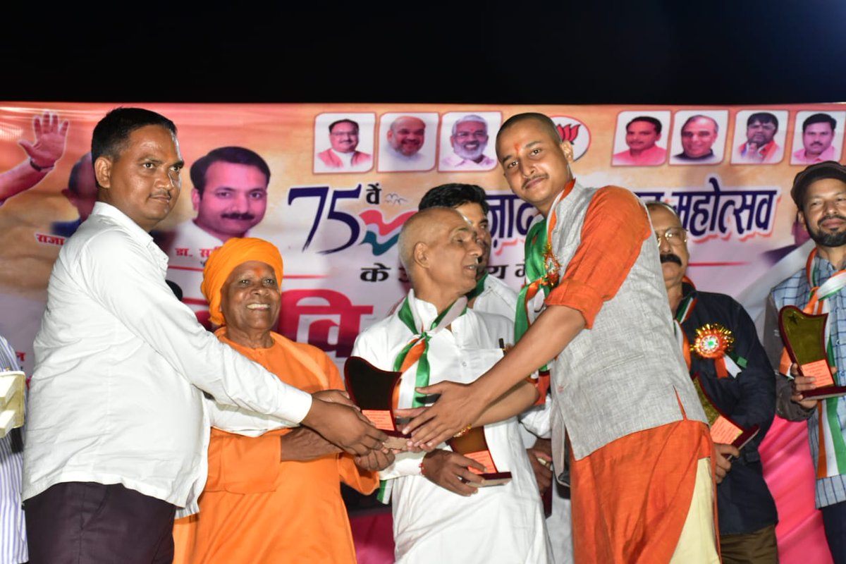 utkarsh199828's tweet photo. #Siddharthnagar में आयोजित #kavisammelan #आज़ादी_का_अमृत_महोत्सव #AjadiKaAmritMahotsav #aajadikaamritmahotsav #क��िता #kavita #साहित्य #sahitya 
देर रात तक चले कवि सम्मेलन में ढेर सारा प्यार मिला। https://t.co/diNdzQZuSp