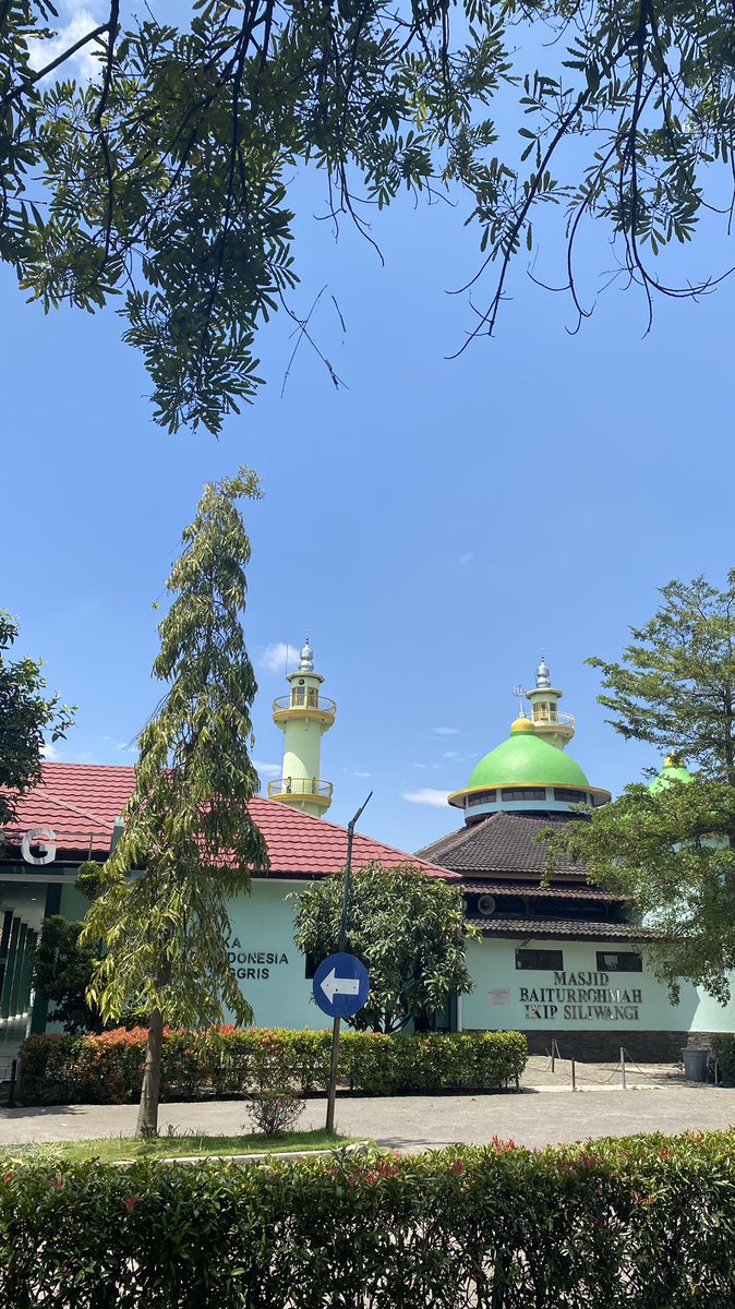 UlwiAini's tweet photo. Diterbangkan takdir hingga sampai ke negeri hijau. Meski diawali dengan keterpaksaan. Namun, dengannya berakhir dengan menyimpan ribuan kesan hikmah. https://t.co/PveHZQGL4Q