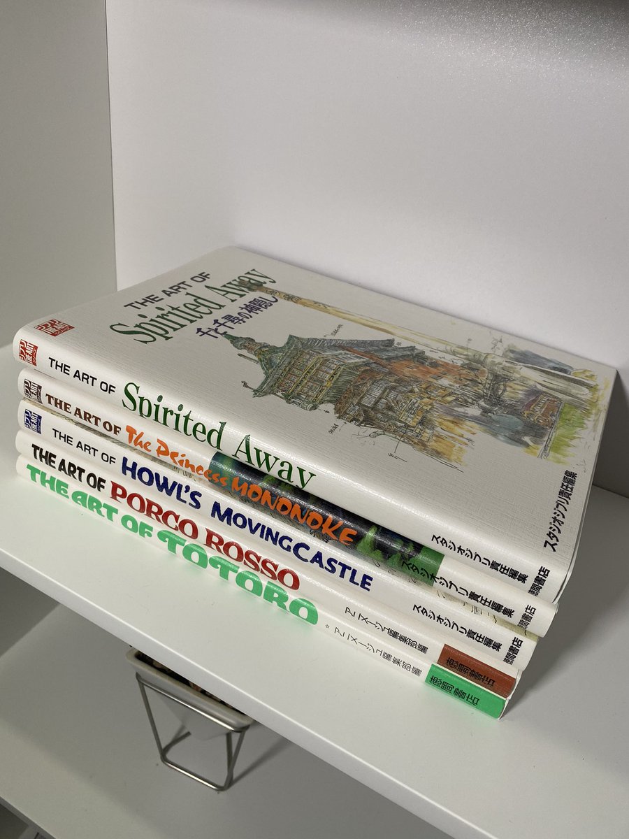 Estos libros llevan casi 7 años guardados porque no teníamos donde ponerlos 😅 pero ahora me da como miedo dejarlos expuestos y que se echen a perder…