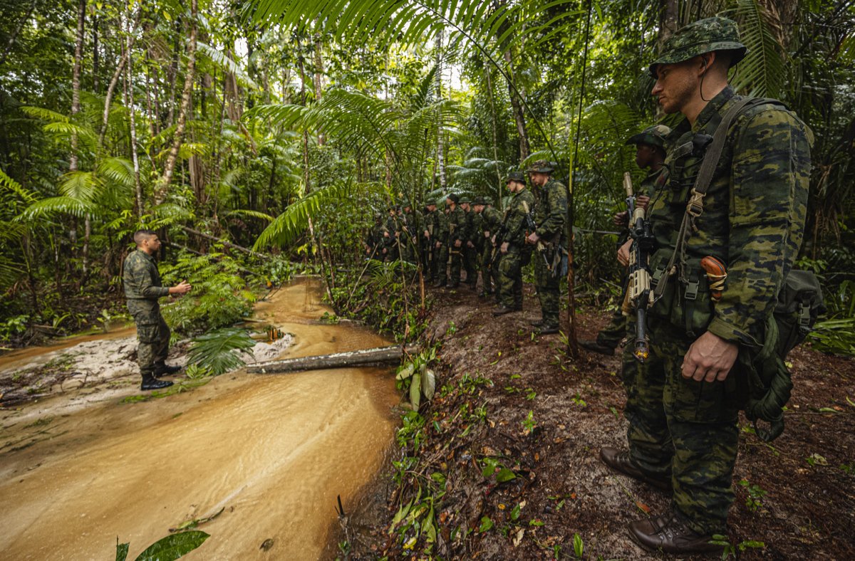 Trowback Thursday De Jungle Warfare (Instructors) Course (JWIC) was in mei/juni van dit jaar in Suriname voor zowel #mariniers als collega's van @11Luchtmobiel. #QPO #TBT #JungleWarfare #KorpsMariniers