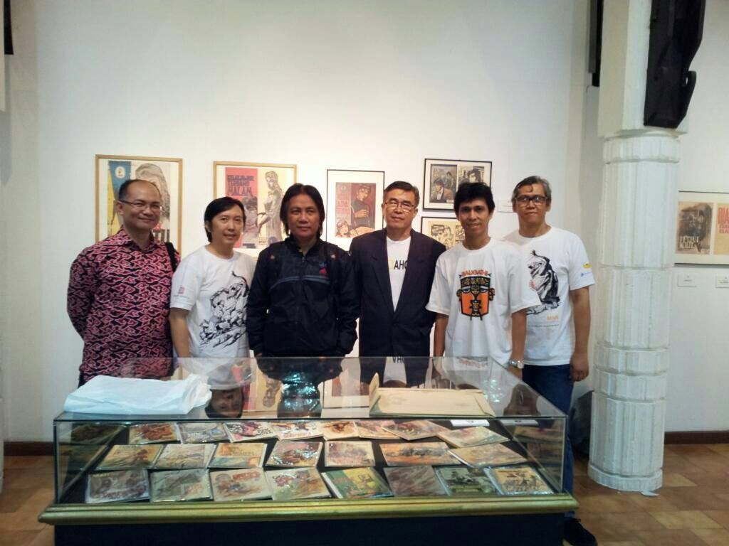 Telah meninggal dunia pada hari Kamis, 18/8 2022 pada pk 10:00 WIB komikus senior Pak Lan Kelana (ketiga dari kiri). Inna lillahi wa inna illaihi rajiun …..