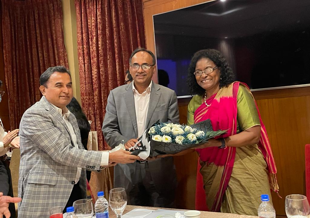 TheCameroonianZ's tweet photo. Félicitations à la Camerounaise Dr Mercy Tembon - nommée vice-présidente et secrétaire générale de la Banque mondiale.

@MercyTembon était directrice nationale de la @WorldBank pour le Bangladesh et le Bhoutan. 

#Cameroon 🇨🇲
© : @AkereMuna https://t.co/TxfHvShZSL