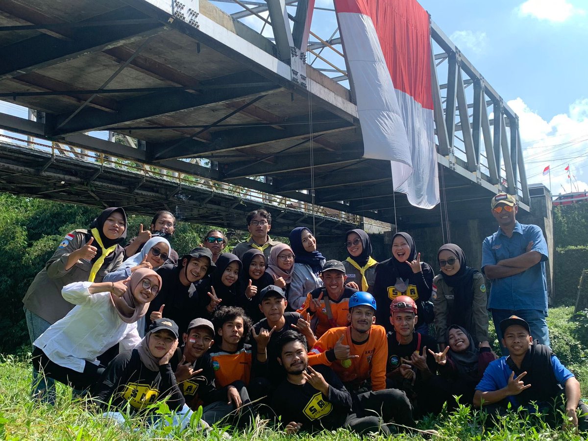 Upacara Pengibaran Bendera Merah Putih Raksasa Peringatan HUT RI 77 bersama SAR Kota Magelang. Bendera Merah Putih yang berukuran 12x9 meter berkibar di Jembatan Canguk, Kabupaten Magelang. Upacara ini melibatkan relawan, sispala, mapala, dan seluruh masyarakat. 
#HUT77thRI