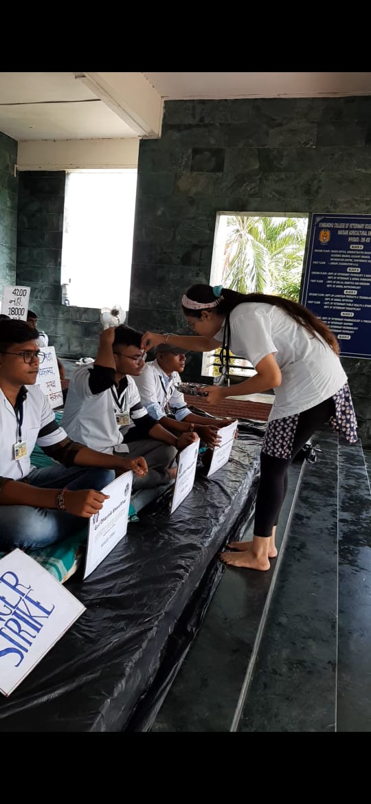 આજે સરકારશ્રી તરફ થી કંઈ સકારાત્મક ઉત્તર ના આપતા વેટરનરી કોલેજ નવસારી, કામધેનુ યુનિવર્સિટી ના 5 વિદ્યાર્થીઓ આજે બોડી ફિટનેસ ચેકઅપ કરાવ્યા બાદ તારીખ 18/08/2022 થી આમરણાંત ઉપવાસ પર ઉતર્યા છે.
#Increase_Guj_Vet_Stipend 
<a href="/CMOGuj/">CMO Gujarat</a> <a href="/Bhupendrapbjp/">Bhupendra Patel</a> <a href="/KanuDesai180/">Kanu Desai</a> <a href="/RaghavjiPatel/">Raghavji Patel</a> <a href="/CRPaatil/">C R Paatil</a>