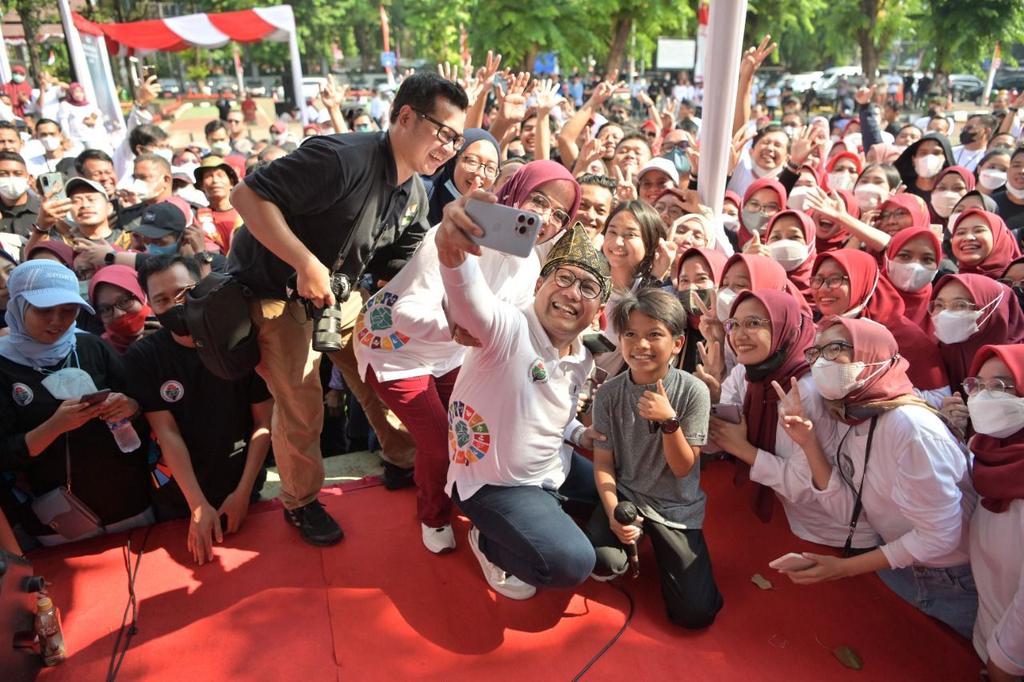 MbakOrange's tweet photo. Hari kemerdekaan disambut dgn keramahan dan kehangatan sang pemimpin 

@jokowi 
@halimiskandarnu
@Kemendespdtt
@malik_haramain
@imansyukri
@taufikmadjid71
@yusradaridesa 
@azzameldzikrie 
@tppkemendes 

#FarelGusHalim https://t.co/xxUahvB0Ll