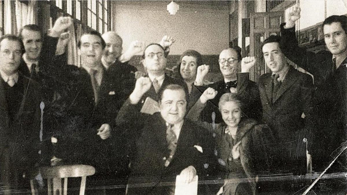 Hoy algunos hablarán de García Lorca intentando despolitizarlo y olvidar su compromiso social con los más humildes. Aquí una foto de Lorca levantando el puño tras la victoria del Frente Popular, meses antes del golpe de estado y de que lo mataran "por rojo y maricón".