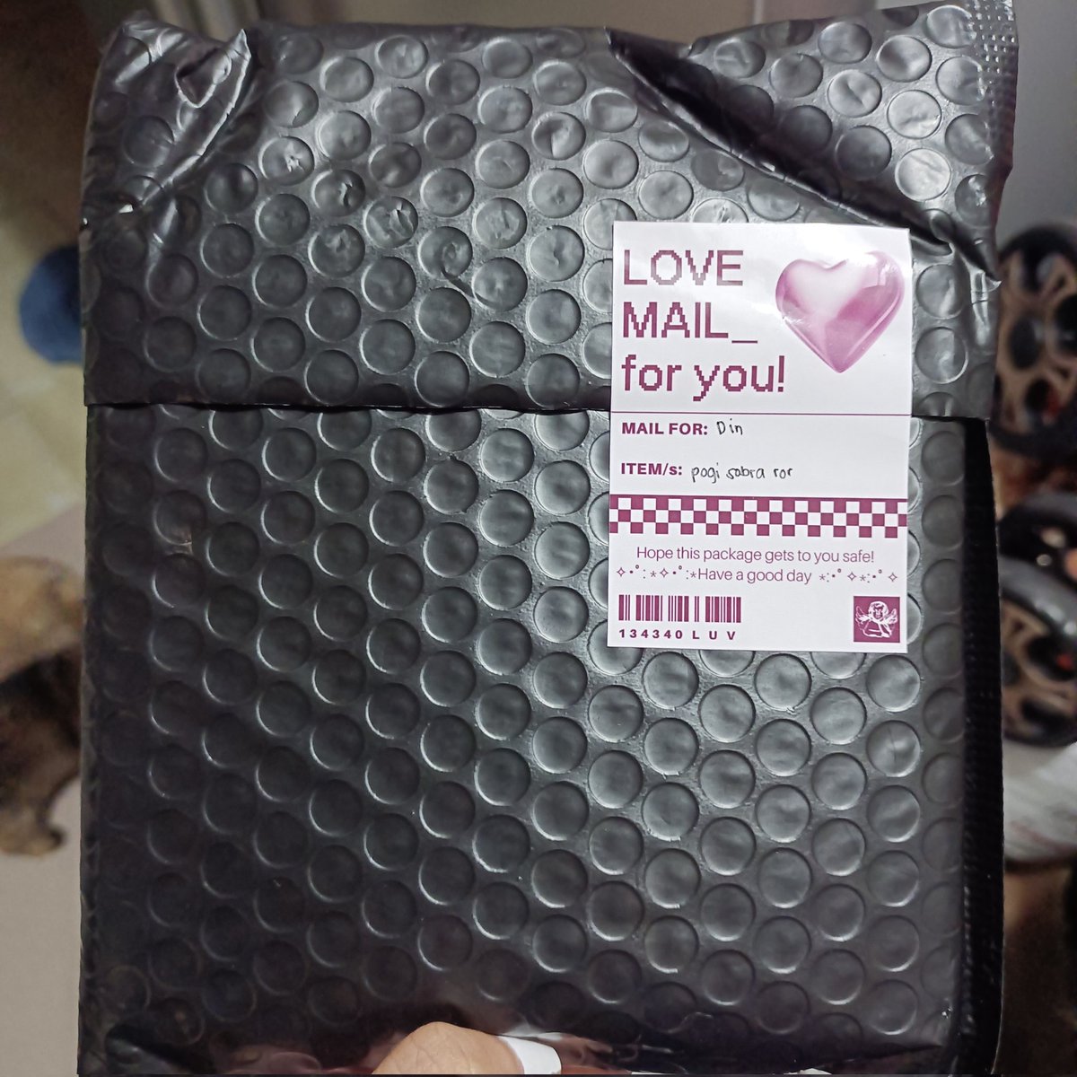 Sunsunbskt's tweet photo. I HAVE HAPPY MAIL! #SunSunMails
Thank you for bringing heewink home to me. Sumigaw talaga ako pagkakita ko kay hee. Also! Super cute ng stickers on the packaging and the freebies🤭 Thank you ng marami!
#acefeedbackmail https://t.co/HEHdM8vNfO