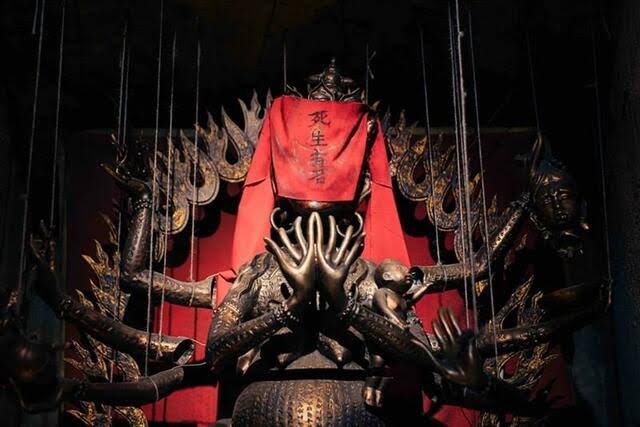 東洋のオカルト友達が出来たエイラが教えてもらったおまじないの「ホーホッシオンイーシーセンウーマ」をラジオで紹介する回 