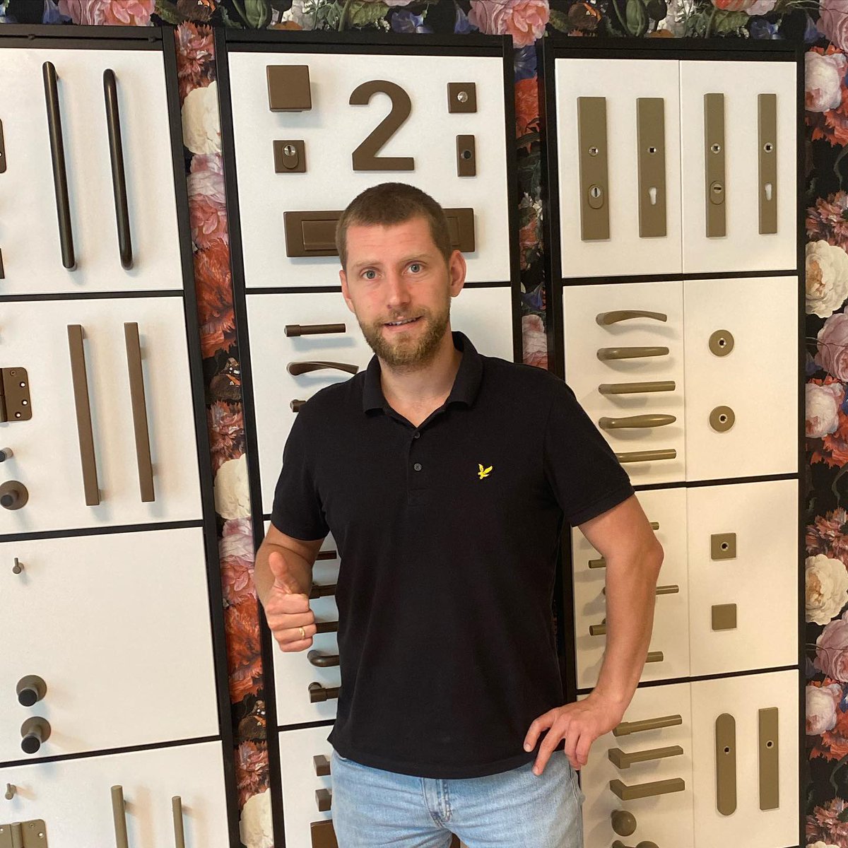 Thumbs up voor Rik! Onze vertegenwoordiger gaat Ten Hulscher na bijna 7 jaar verlaten. Een bekend gezicht voor veel van onze dealers.

Rik, veel succes gewenst met je nieuwe uitdaging!