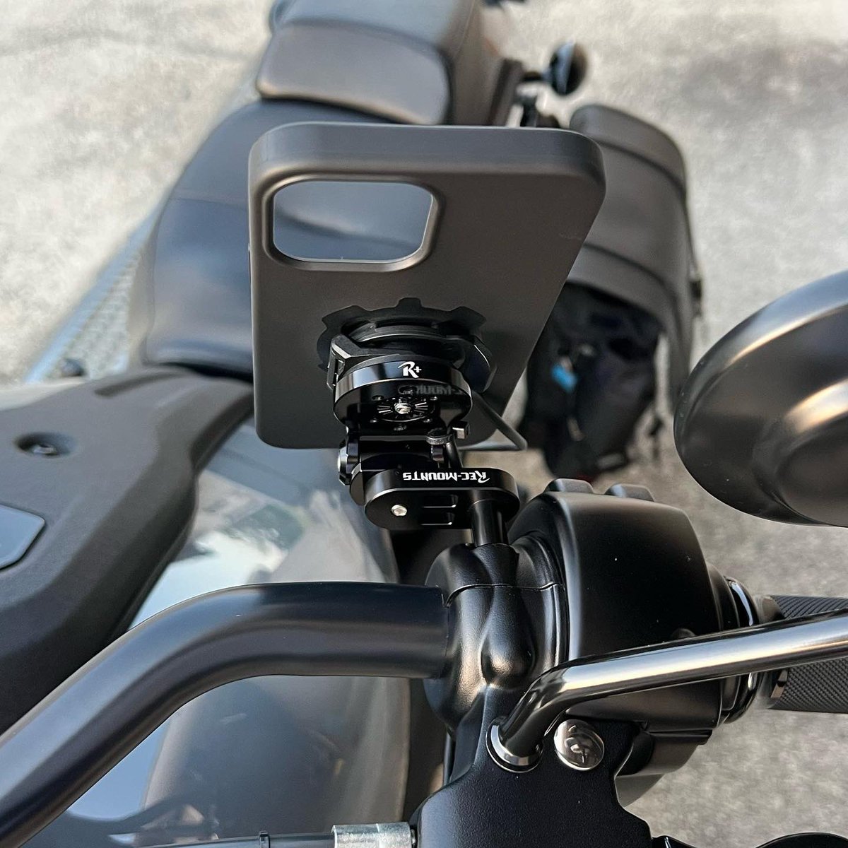 steinfluss55's tweet photo. iPhoneのホルダーを、外した時にスッキリ見えるREC MOUNT PLUSに交換してみた🔧
ちょっと振動問題があるんやけど、様子見やね🤔
#recmountplus 
#fxlrs
#harleydavidson https://t.co/izEdVFKHji