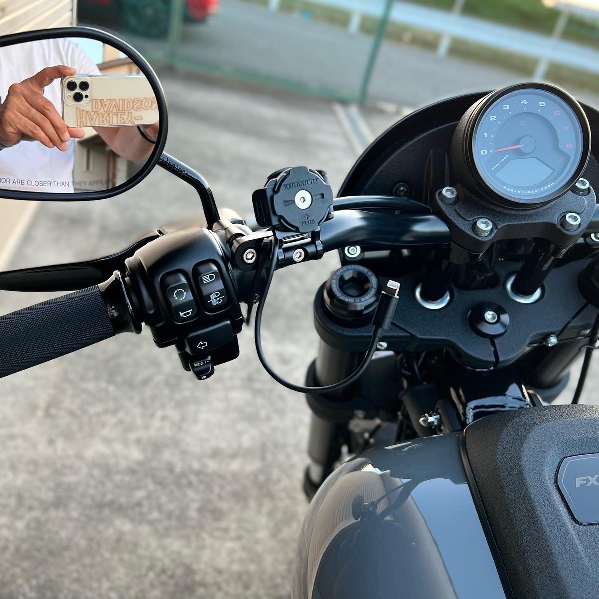steinfluss55's tweet photo. iPhoneのホルダーを、外した時にスッキリ見えるREC MOUNT PLUSに交換してみた🔧
ちょっと振動問題があるんやけど、様子見やね🤔
#recmountplus 
#fxlrs
#harleydavidson https://t.co/izEdVFKHji