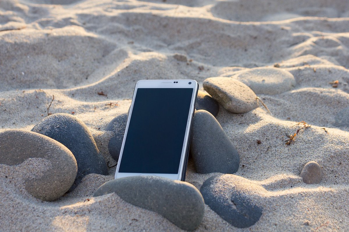As the heat goes up, the phone goes down ⬇️

Avoid direct contact with the sun when taking your phone on holiday, as it cause serious battery damage issues ☀️

swycha.com