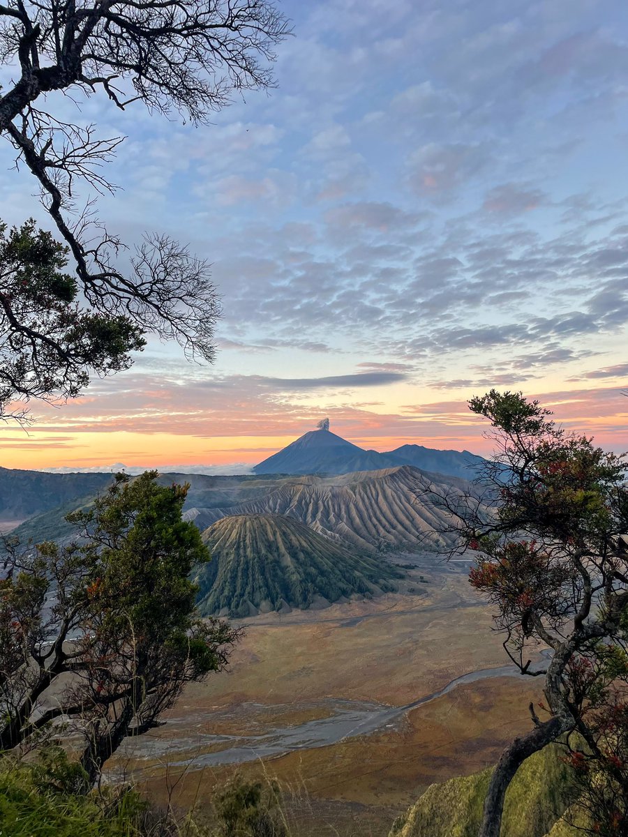 BlasDiazS's tweet image. Una caminata a las 02:00 am para ver el amanecer desde aquí no tiene precio #Indonesia #montebromo #javaisland
