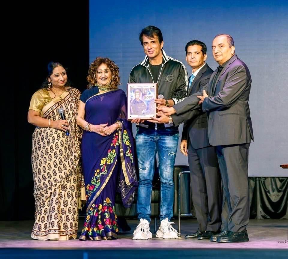 Rajenderpahl's tweet image. HOPE  is a powerful feeling and a strong emotion. Thank you Sonu Sood Bhaji  for sharing your journey with us in Houston and inspiring us. A unique show that brought Houston together. HOPE is all that is needed for a change ⁦@SonuSood⁩ ⁦@sunandavashisht⁩