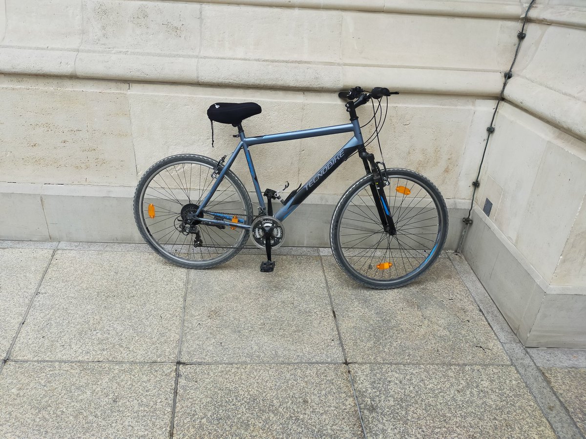 Kurierprinzess1's tweet photo. Herrenloses #Fahrrad an der #altenOper, vermisst wer eins? Bitte #Rt https://t.co/YIxOGrBdwZ