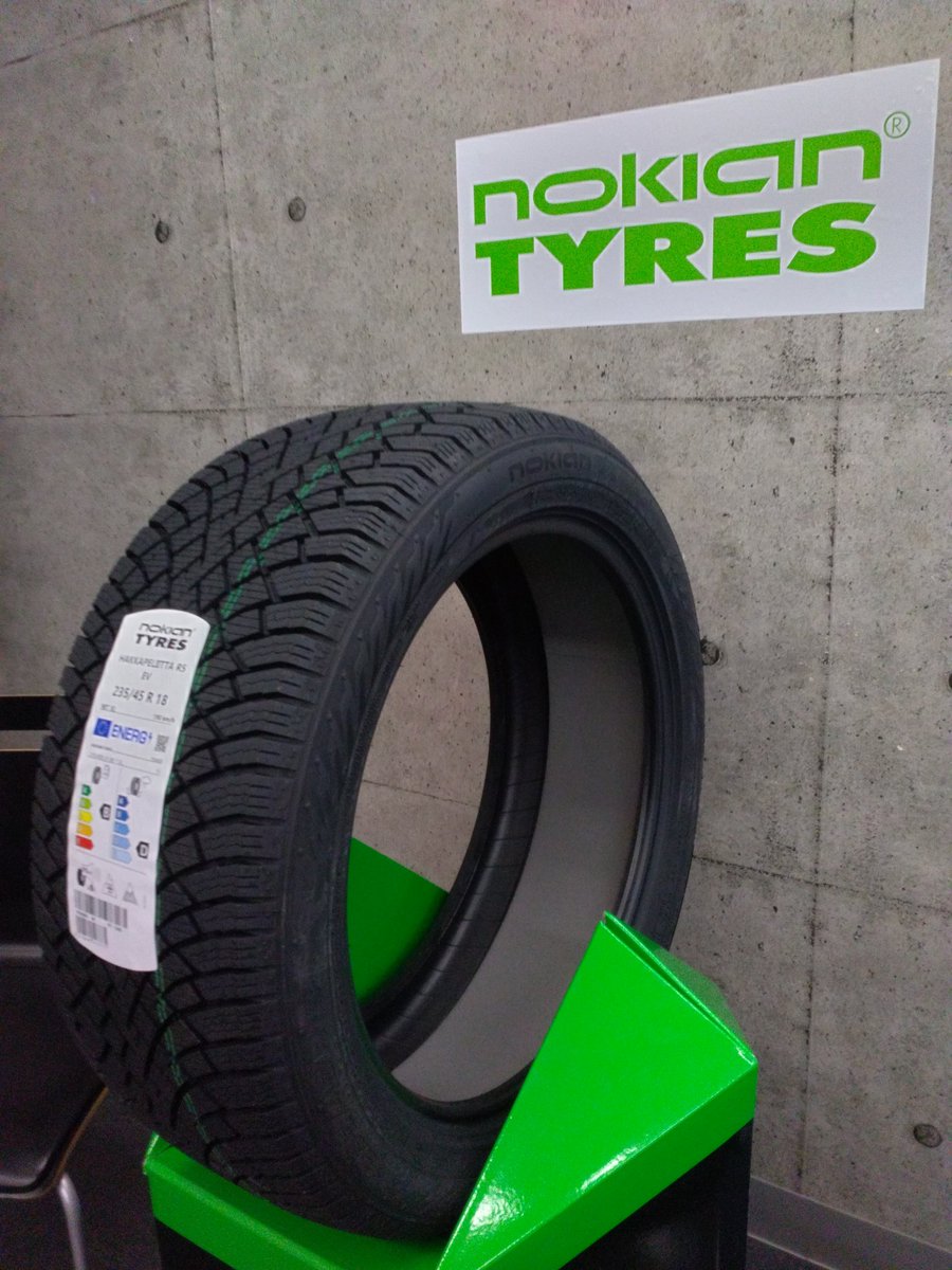 最新情報 タイヤ2本 235 45R18 98T XL NOKIAN ノキアン HAKKAPELIITTA ハッカペリッタ R5 スタッドレスタイヤ 