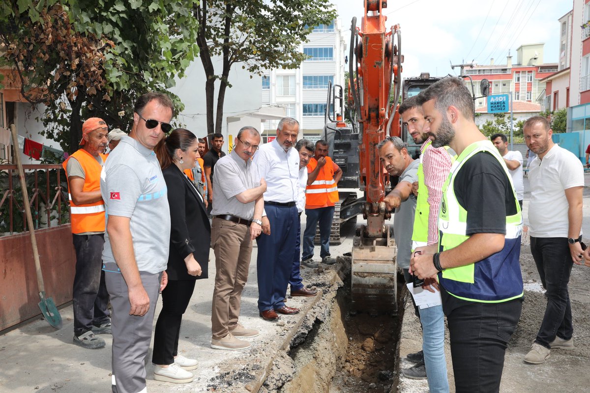hamitkilicbafra's tweet photo. Milletvekilimiz @AvOrhanKIRCALI, İlçe Başkanımız @AvibrahimSemiz ile ilçemizi daha sağlıklı bir altyapıya kavuşturmak için @GenelSaski tarafından gerçekleştirilen 153 kilometre uzunluğundaki alt yapı hattı çalışmalarında incelemelerde bulunarak yetkililerden bilgi aldık. https://t.co/aQB0Wcd2e8
