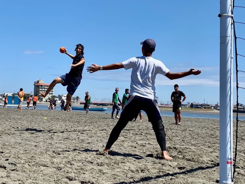 SHC_Hamamatsu's tweet photo. 第2弾！
2022 #はまなこ夏フェスタ ビーチスポーツアイランド

#ビーチハンドボール 体験ブース出展します‼︎

8/20（土）
#弁天島海浜公園

事前予約なしで
どなたでも参加できます

浜名湖上に建つ大鳥居を観ながら砂浜上で
Let's ビーチハンド‼︎

https://t.co/gkfrL9ltUU

#ハンドボール #浜松 https://t.co/86xyBzTU0a